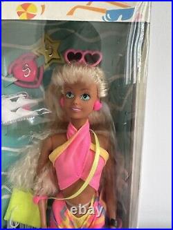 Hot Looks Sindy doll by Hasbro 1990 NRFB RARE